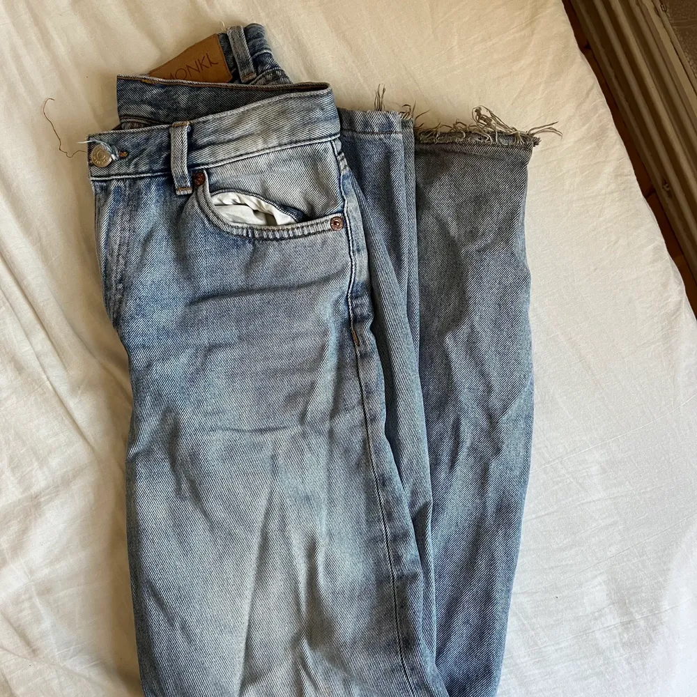 Fina wide leg jeans som inte kommer till användning längre. Från monki och är modellen ”yoko”. Rätt använda men annars bra skick :). Jeans & Byxor.