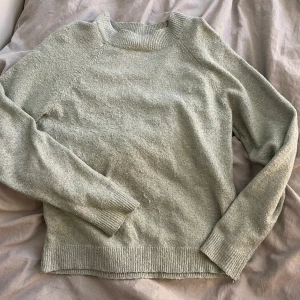 Stickad tröja - Säljer denna super snygga gröna stickade tröja som är köpt från Only!😍Perfekt till hösten! Kontakta för frågor eller intresse💓 Köparen betalar frakt!