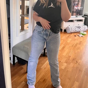 Ljus blå straight leg jeans - Ljus blå jeans från Zara i storlek 40 men skulle säga att dem passar mer som 38 i storleken. Använda några gånger men fortfarande bra skick! Frakt ingår inte💓