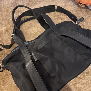 Skötväska Bugaboo x Storksak - Jättefin Skötväska med äkta läder detaljer. Rymlig och i mkt fint skick. Nypris runt 2000 kr. Finns i Solna 