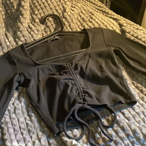 topp från zara - säljer min fina topp från zara eftersom den inte kommer till användning. knappt använt denna. storlek S/M nypris 150kr säljer för 70kr