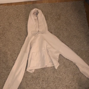 Croppad hoodie  - Jag säljer min croppade hoodie ifrån bershka i storlek m, men den är liten i storleken, den är som ny!