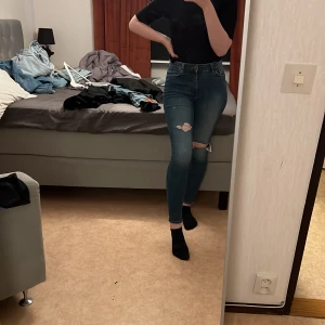 Mango soho jeans strl 34 - Jeans ifrån mango, skickas för 10kr plus fraktkostnad. Är inget större fel på dem förutom att det släppt i ett fäste till att hålla bälte men går säkert sy. Skulle säga att dem är mellan strl 34-36, stretch