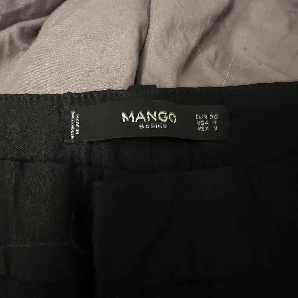 I princip oanvända kostymbyxor ifrån mango i strl 36, skulle dock säga att dem är mer som en 34. Jeans & Byxor.