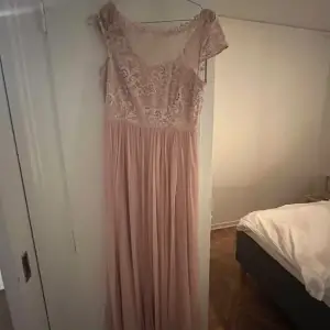 Säljer denna klänning använd en gång på ett bröllop. 