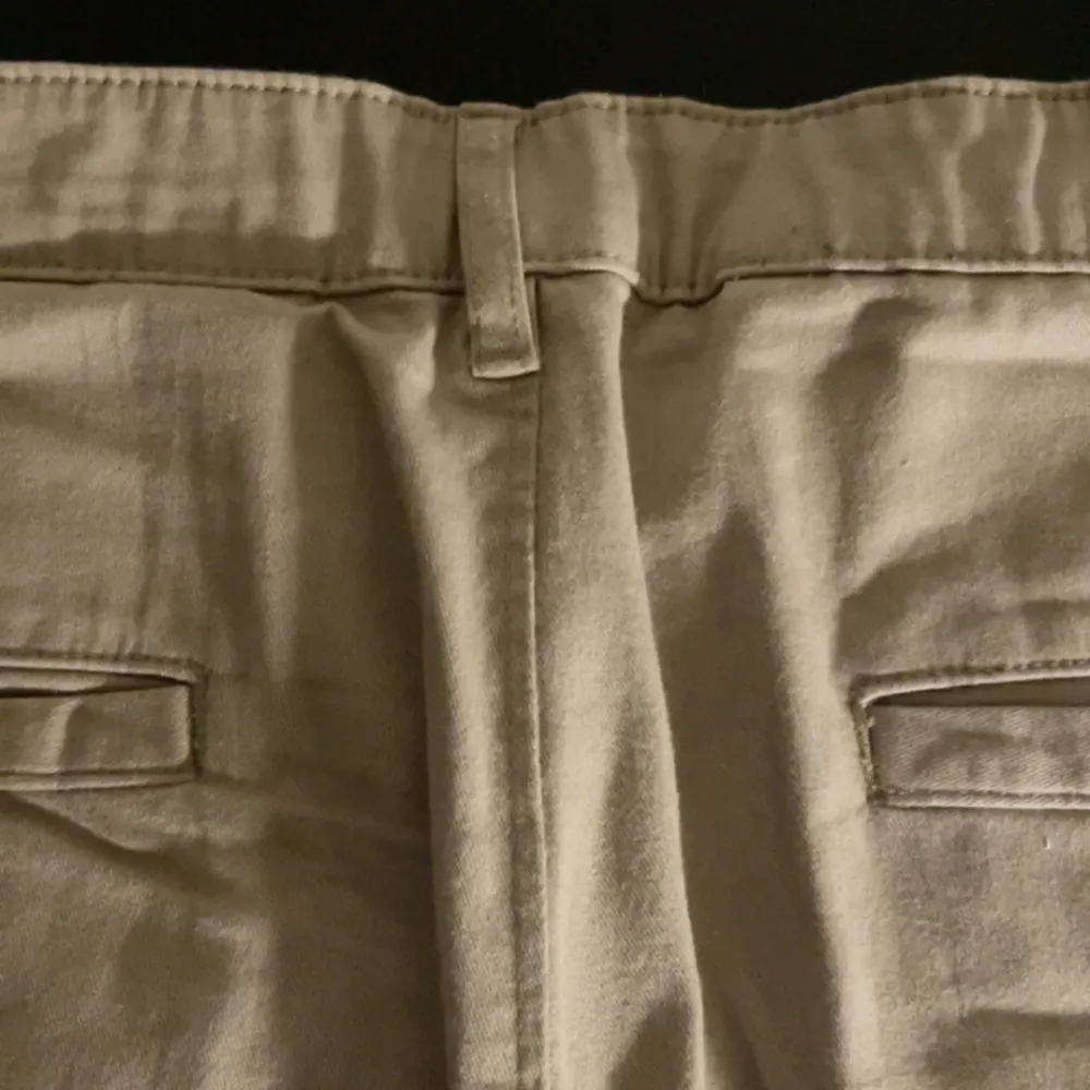 Beige cargo/chino stil byxor från H&M, inget resorband vid fötterna. Jeans & Byxor.