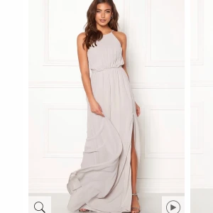 Balklänning - Säljer min gamla balklänning. Väldigt fin och enkel klänning. Sitter snyggt och framförallt väldigt skön. Superfin rygg som även går att justera med banden. Från gammal kollektion av Bubbleroom. Nypris ca 500 tror jag, säljer för 200 eller högsta bud❤️