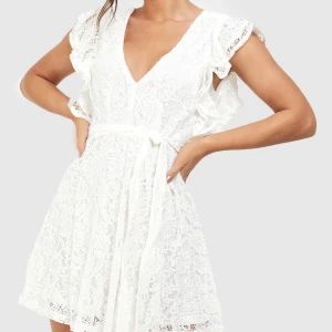 Studentklänning  - Intressekoll på denna klänning som var tänkt att ha på studenten, men jag hittade en annan. Väldigt fin och helt ny. Skriv privat för pris osv.