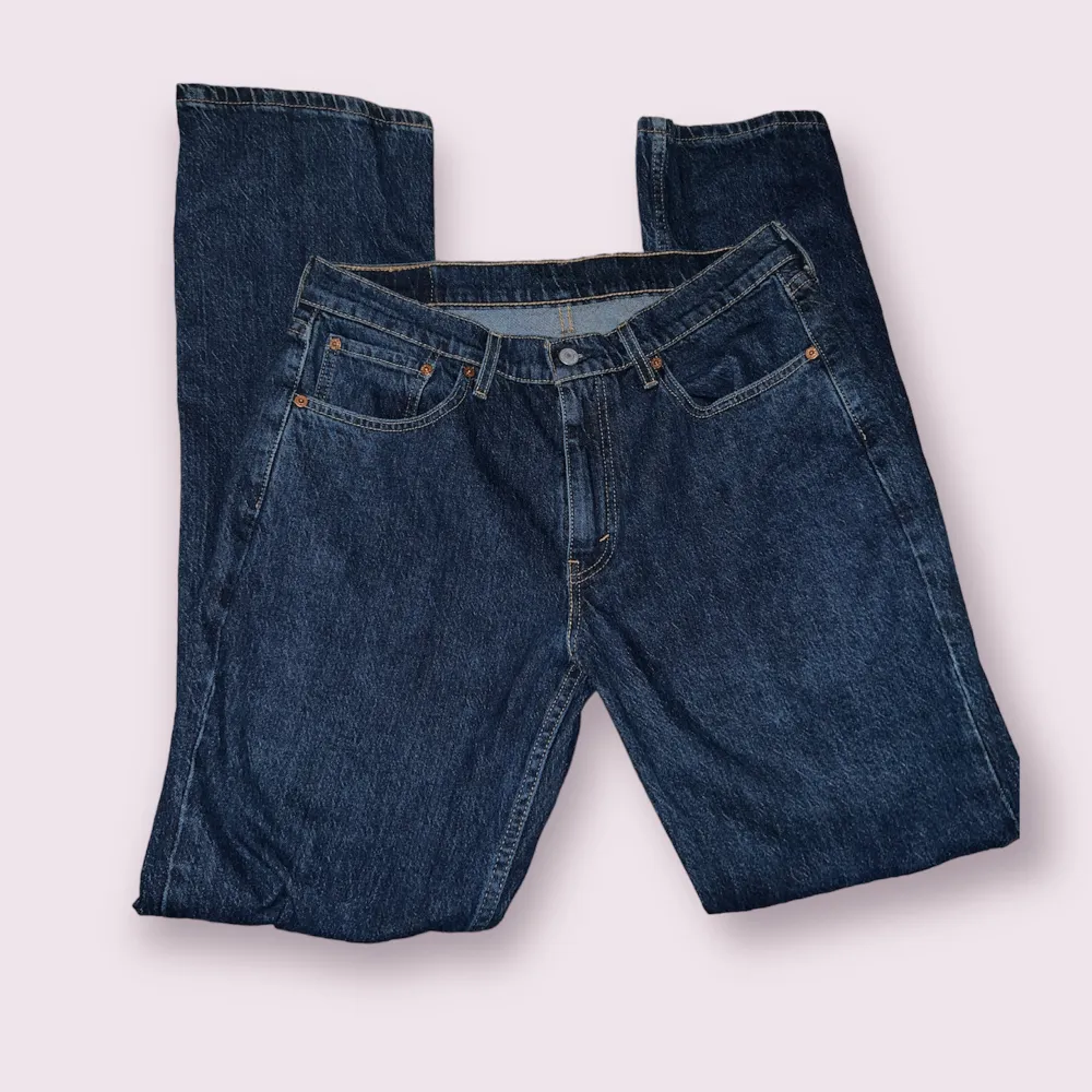 Äkta cintage Levis jeans i storlek W33L34. Köpt secondhand. Helt oanvänd av mig. Inga slitningar eller defekter.. Jeans & Byxor.
