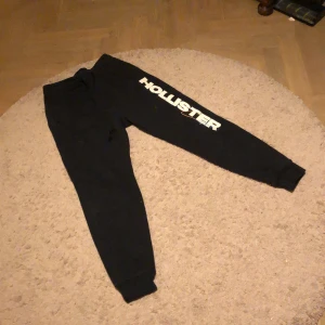 Hollister byxor - Hej! Säljer nu dessa hollister mjukisbyxor. Skicket är 8/10 och nya kostade dem 450 kr. Storleken är small.