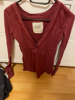 Babydoll topp från Abercrombie and Fitch  - Babydoll topp från Abercrombie and Fitch. Storlek L men passar S bra. Köpt här på Plick, aldrig använd utav mig❣️