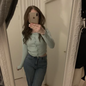 Mint grön kofta  - Kofta från lager157 färgen är ganska oklar men skulle säga att det är en mix mellan ljusblå och mintgrön, går att ha både öppen och stängd 