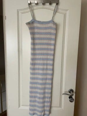 Lång bodycon klänning SHEIN  - Sitter tätt mot kroppen. Den är ribbad så den formar fint! 