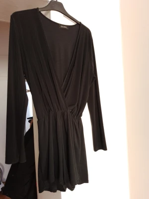 Playsuit  - Storlek L med passar även s/m  Streshigt tyg 