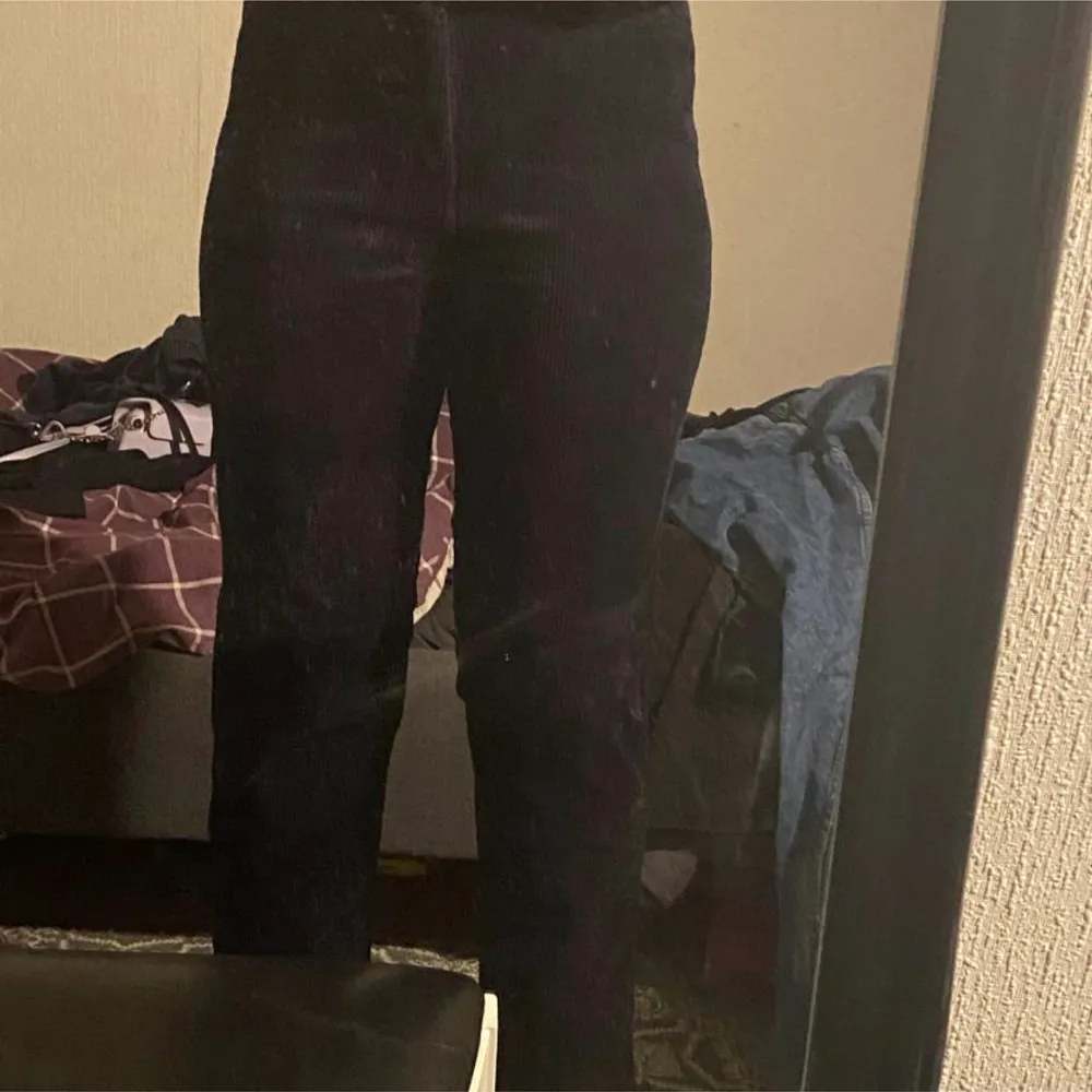 Säljer dessa byxor då de ej kommit till någon användning. De har fortfarande lappen kvar. Är 173 cm lång . Jeans & Byxor.