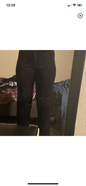 Monkibyxor - Säljer dessa byxor då de ej kommit till någon användning. De har fortfarande lappen kvar. Är 173 cm lång 