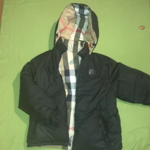 Burberry puffer jacka - Nu var det dags att släppa taget om min burberry puffer jacka. Den är köpt ca 1 år sedan(December 2021) för 16.000. Idag är den värd 17.000. Jag säljer den billigare eftersom att den är använd av mig och kommer utan kvitto. 