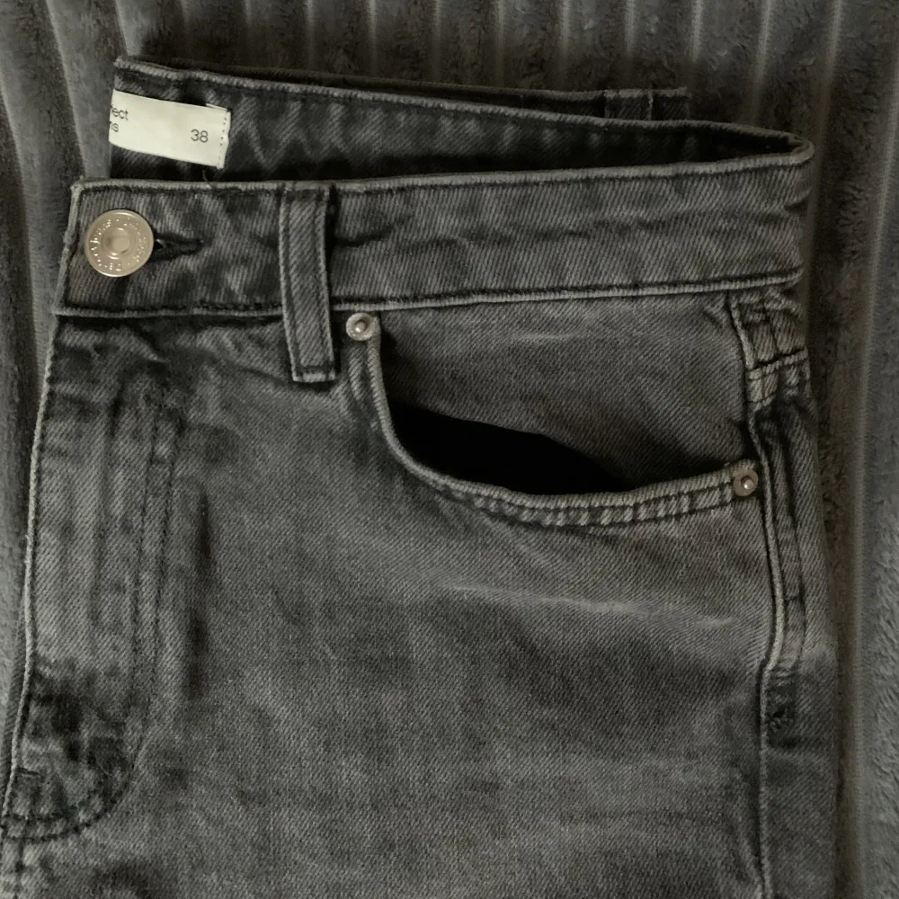 Snygga jeans i svart tvätt från Gina🖤Använda fåtal gånger Storlek 38 men mer som 36. Jeans & Byxor.