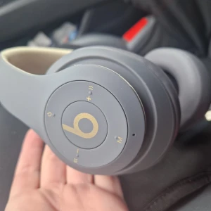 Beats by Dre Studio 3 - Fått 30års present, men inget som föll mig i smaken.  använda vid ett tillfälle 1500kr