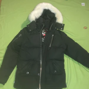 Moose knuckles - Säljer min Moose knuckles nu pga säsongs ändring. Jag har knappt använt jackan då jag har varit mycket bort rest utanför Sverige. Annars är den i perfekt skick och sälj för ett billigt pris. 
