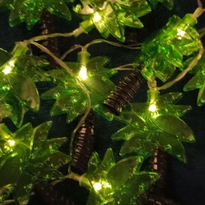 Ljuslyktor  - Å så söt room decor! Då jag gör om mitt rum just nu så säljer jag de 🤭 skriv för frågor! Enda defekten är att en av palmerna saknar stam, som man kan se i sista bilden.