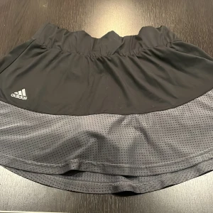 Adidas kjol - Endast använd 1 gång. 