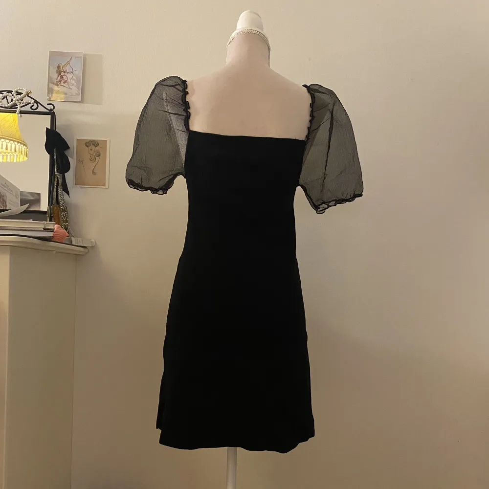 Kort svart a-line klänning med puffärmar från Zara. Klänningar.