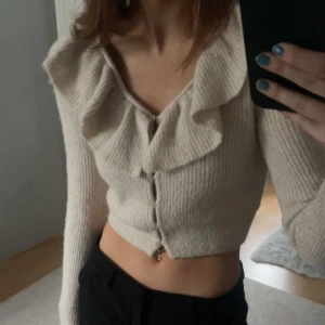 Stickad kofta - Säljer denna jättefina stickade kofta med volanger som jag tyvärr inte använt alls mycket, väldigt bra skick