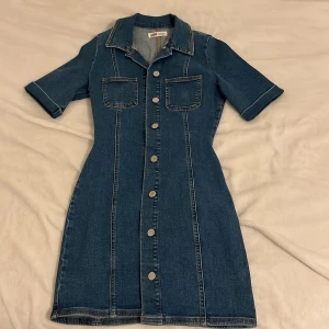 denim dress - tight on the waist   good quality  kontakta om du är intresserad!!