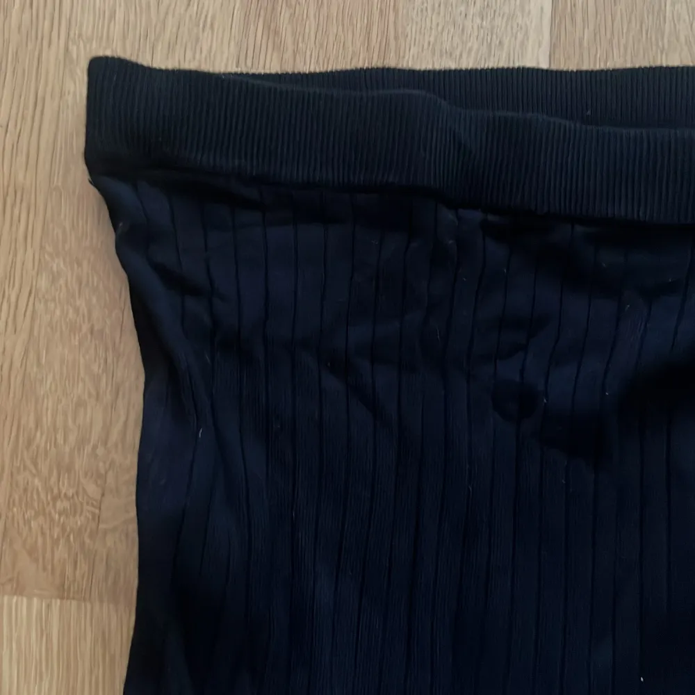 En fin svart ribbad kjol, köpt från bikbok. Den är i storlek M. 🖤. Kjolar.
