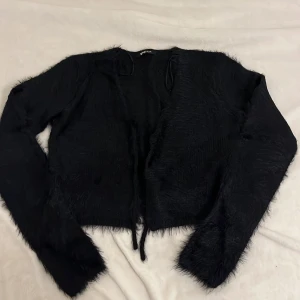 cropped fur top - ties in the front  kontakta om du är intresserad!!