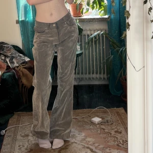 Jack & Jones Jeans  - Jeans från Jack & Jones, 32/32  ☘️ Innerbenslängd: 82 cm  ☘️  Midja: 41 cm   ☘️ Vidd (benöppning): 24 cm  ☘️  Jag på bilden är 172cm lång och bär strlk Small  ☘️