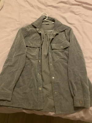 Jacka  - Helt ny har inte använt ett ända gång så passar på!!📢📢