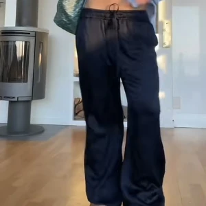 Byxor Zara - Jättefina marinblåa satinbyxor från Zara! I nyskick. Köpta för 599. 