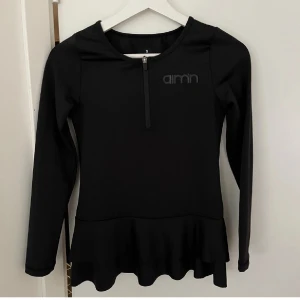 Träningströja S - Snygg träningströja ifrån ett samarbete mellan Aimn och Gina Tricot. Aldrig använd med lappen kvar, nypris 500:-. Storlek S. 