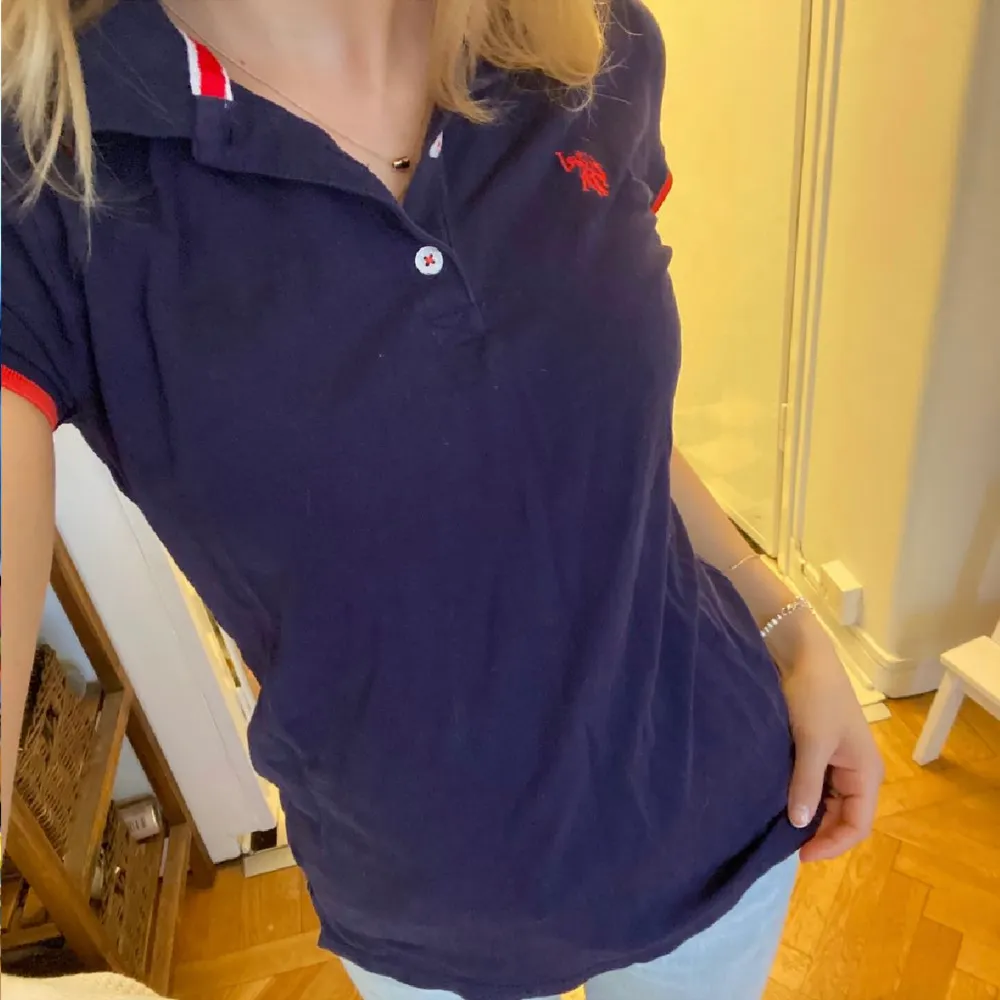 Blå Ralph lauren pike strl XS. Helt nyskick, självklart äkta!. T-shirts.