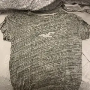 Säljer en jättefin t-shirt från Hollister som inte kommer till användning, fint skick🤍