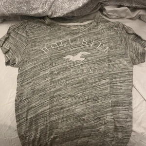 Hollister tshirt - Säljer en jättefin t-shirt från Hollister som inte kommer till användning, fint skick🤍