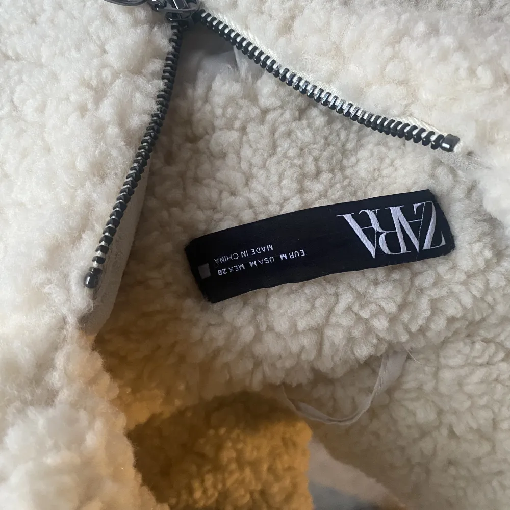 Beige ”teddy” jacka från Zara. Använd ca 5 gånger. Perfekt nu till våren, väldigt fint skick🫶🏼. Jackor.