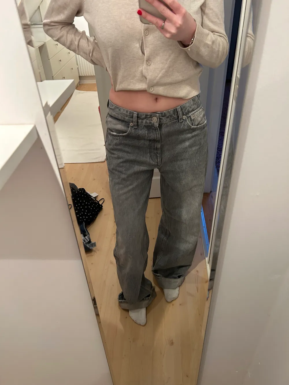 Breda jeans från zara i en grå färg, superfina men tycker de är lite stora på mig. Stel 36 o långa på mig som är 170❣️. Jeans & Byxor.