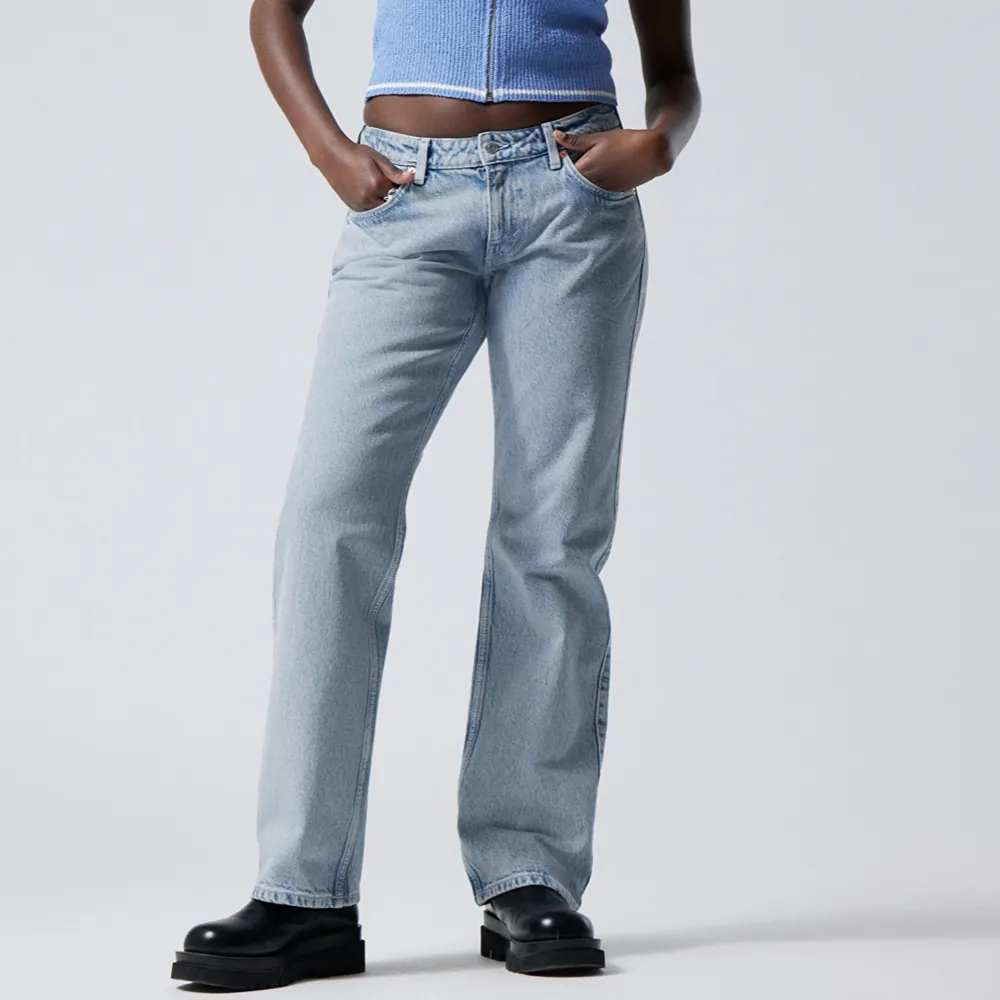 Säljer mina jeans från weekday eftersom de int ekonomer till användning! Jeansen är endast använda ungefär 10 gånger och i nyskick👍skriv för bilder på🫶. Jeans & Byxor.