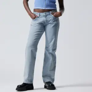 Säljer mina jeans från weekday eftersom de int ekonomer till användning! Jeansen är endast använda ungefär 10 gånger och i nyskick👍skriv för bilder på🫶