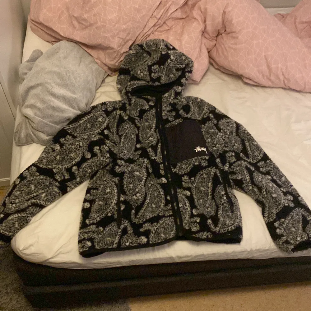 Säljer nu denna fantastiska stussy fleece pga lite använding. Fleecen är supergosig och bara så fet. Inga tydliga defekter. Köpt på plick. Hör av dig vid frågor🤩. Jackor.