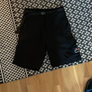 Sweet sktbs shorts  - Svarta sweet sktbs shorts. Bälte ingår