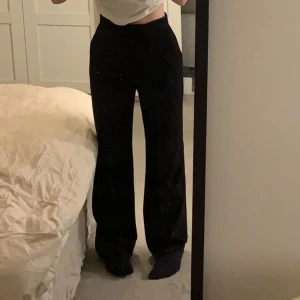 Kostymbyxor  - Svarta kostymbyxor från Asos Storlek 32 Jättefint skick Säljer då de blivit försmå Nypris 370kr Mitt pris 100kr Hör av dig vid frågor