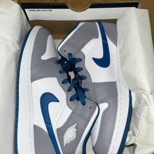 Air Jordan 1 mid  - Säljer ett par helt nya air Jordan 1 mid i GS! Köpta för 1250kr men säljer pga fel storlek för 1100kr.  Finns att hämta i Sthlm eller köparen får stå för frakt 📦 