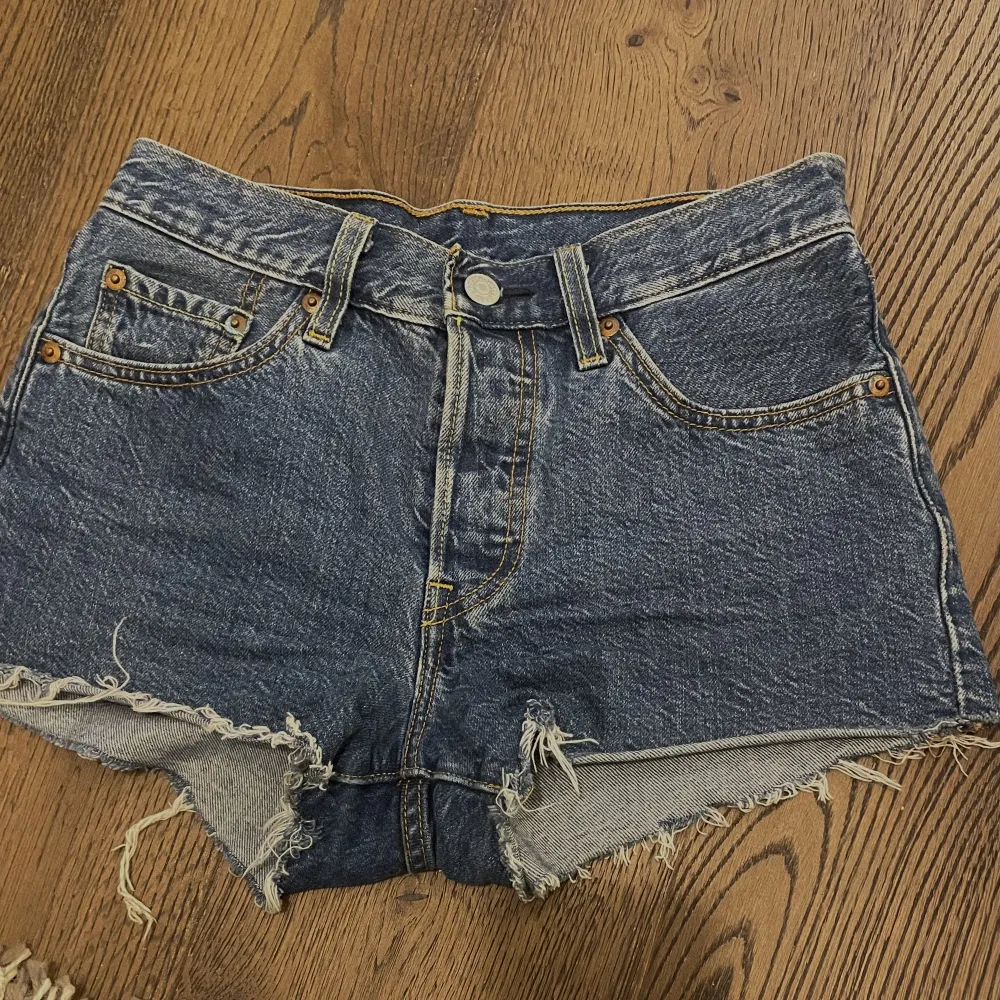 Fina Levis shorts i storlek S, skriv gärna om du har några frågor🥰. Shorts.