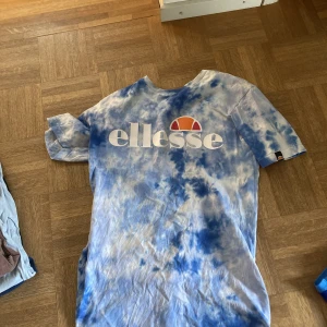 Ellesse T-shirt - Ellese T-Shirt, använt några gånger, inga fel alls säljer eftersom den är för liten, perfekt till sommaren och våren, passar bra till vilken outfit som helsh