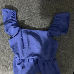 Topp - En jätte söt blå topp till sommaren,man knyter ryggen och bra stick har inte använt mer än 2 gånger!