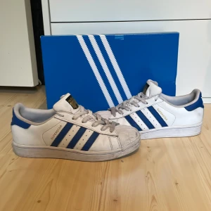 Adidasbyxor superstars - Blåvita superstars som jag köpte för ca en månaden i London storlek 36,5 men hyfsat stora i storleken. Men jätte jättebra skick iaf